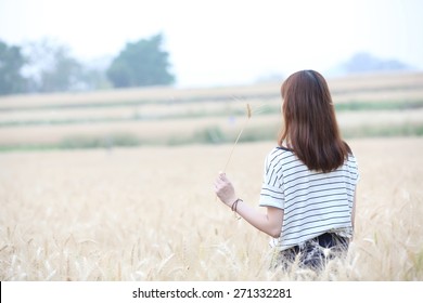 小麦を着た若い女性