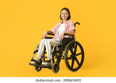 Mujer joven en silla de ruedas con antecedentes de color