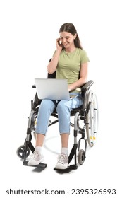 Mujer joven en silla de ruedas con portátil de fondo blanco