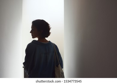 女性 横顔 逆光 の画像 写真素材 ベクター画像 Shutterstock