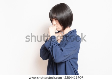 A young woman who has a sore throat and is unwell