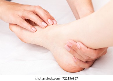 ubehag Sinewi Far Manipulation Feet Images, Stock Photos & Vectors | Shutterstock