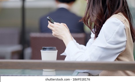 Young women talking happily at a cafe