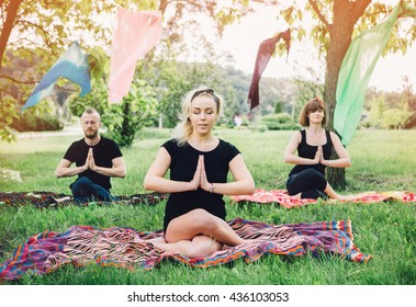 20,585 Outdoor group yoga Images, Stock Photos & Vectors | Shutterstock