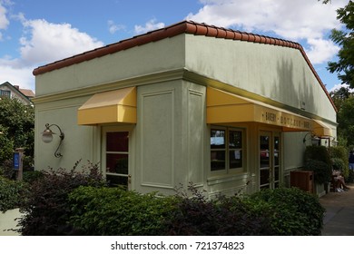 YOUNTVILLE, CALIFORNIA - SEPTEMBER 20, 2017: The Bouchon Bakery In Yountville, Napa Valley. French-style Bakery From Chef Thomas Keller Offering Pastries Plus Sandwiches, Coffee And Courtyard