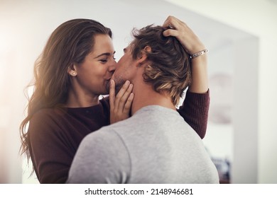 Tus besos me hacen derretir. Captura de una pareja joven que está en la cocina.