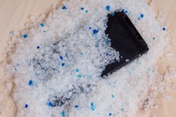 Your Phone Wet - Putting It In A Bag Of Silica Gel Filler To Absorb The Moisture. Wet Smartphone Repair In Silica Gel Filler From Your Cat's