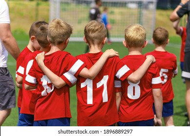 Jugendfußball-Team ersetzt Spieler. Jungen, die in einer Row-Huddling-Reihe während der Strafkicks stehen. Fußballturnier für Kinder