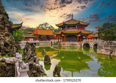 Yuantong antiker buddhistischer Tempel in den Gärten des ewigen Frühlings in Dusk - Kunming, China