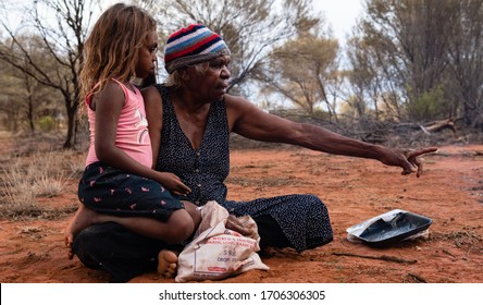 Yuendumu, NT Australie, February 15 2020 : Aborigines Warlpiri In The Bush. Family, Grandmother And Granddaughter, After Hunting Honey Ants