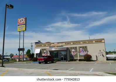 YUKON, OKLAHOMA—SEPTEMBER 2017: Façade Of Long John Silvers In In Yukon, Oklahoma.