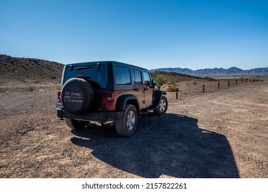 Yuma, AZ, USA - Nov 25, 2021: A Jeep Wrangler Unlimited Sports Parked Along The Preserve Park