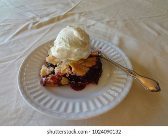 Yummy Blackberry Cobbler A La Mode