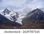 Yuzhu Peak, 6178 meters above sea level. It is located at the junction of Golmud City and Yushu Prefecture in Qinghai Province. Yuzhu Peak is covered with snow all year round and has many glaciers.