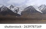 Yuzhu Peak, 6178 meters above sea level. It is located at the junction of Golmud City and Yushu Prefecture in Qinghai Province. Yuzhu Peak is covered with snow all year round and has many glaciers.