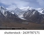 Yuzhu Peak, 6178 meters above sea level. It is located at the junction of Golmud City and Yushu Prefecture in Qinghai Province. Yuzhu Peak is covered with snow all year round and has many glaciers.