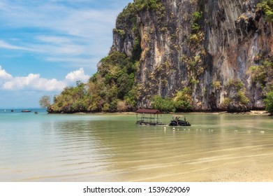 CiÄ…gnik   z przyczepÄ… przystosowanÄ… do transportu turystÃ³w z Å‚odzi na lÄ…d w pobliÅ¼u Railay Beach na Krabi w Tajlandji.
