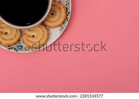 Filiżanka z mocną kawą po lewej stronie zdjęcia na różowym tle, na spodku leżą ciasteczka Zdjęcia stock © 