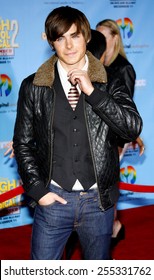 Zac Efron asiste al estreno de la versión en DVD de "High School Musical 2: Edición Extendida" realizada en el Teatro El Capitan en Hollywood, California, Estados Unidos el 19 de noviembre del 2007. 