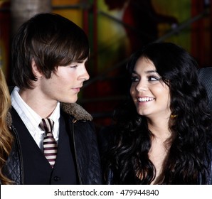 Zac Efron y Vanessa Hudgens en el estreno del DVD de "High School Musical 2: Edición Extendida" realizada en el Teatro El Capitan en Hollywood, EEUU el 19 de noviembre del 2007. 