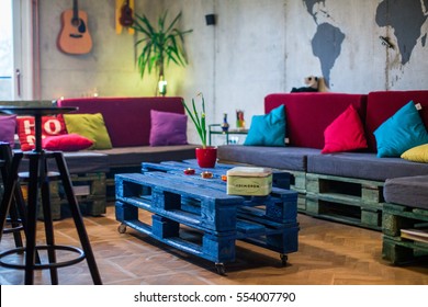 ZAGREB, CROATIA - JAN 5, 2017: - Urban Villas In Zagreb Will Inspire You With Their Creative Style And Do-it-yourself Interior Design. Shown Here Is A Living Room With Pallet Wood Furniture.