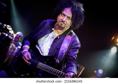 ZAGREB, CROATIE - 9 MARS 2018 : Le groupe de rock américain Toto a organisé 40 voyages autour du Sun Tour. Steve Lukather guitariste du groupe de rock Toto