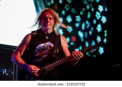 ZAGREB, CROATIE - 16 MAI 2017: Le joueur de guitare profondément violet Steve Morse sur scène lors de leur tournée The Long Goodbye à Arena Zagreb.