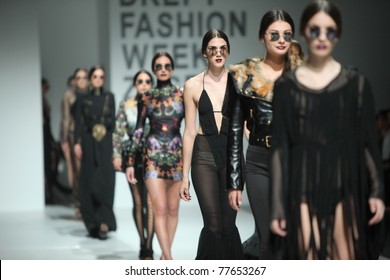 Fashion Pasarela Images, Stock Photos & Vectors | Shutterstock