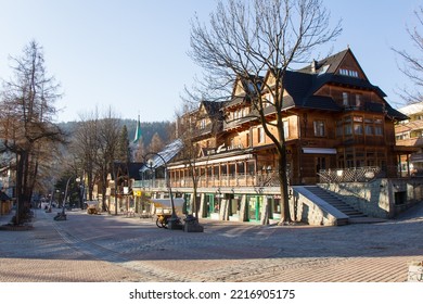 Zakopane, Poland - April 10, 2020: A Depopulated Street Called Krupówki During The Covid-19 Pandemic In The City Of Zakopane.

