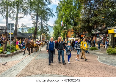 ZAKOPANE, POLAND - AUGUST 18, 2016: Crowd Of People On The Krupowki Street. Tourists In Zakopane In The Summer Season 2016