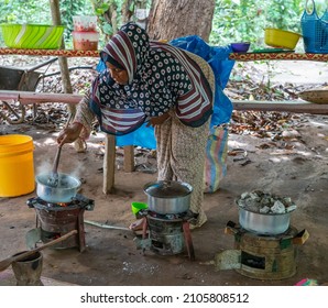 Zanzibar, Tanzania -12.01.2021: Traditional Native Cooking Style. Cooking With The African Locals - Course For Tourists. Old Tribal Lady Teaching Some White Tourists How To Make Local Historical Food