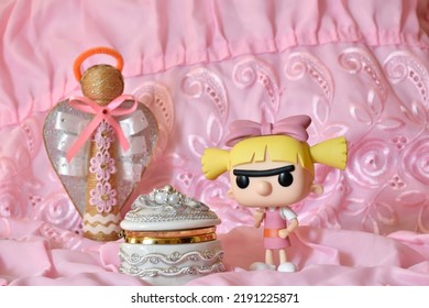 Zaporizhzhia, Ukraine - August 17, 2022: Funko Pop Vinyl Action Figure Of Helga Pataki From Nickelodeon Cartoon Hey Arnold. Pink Girl's Bedroom, Ruffles, Heart-shaped Jewelry Box, Handmade Toy Angel. 