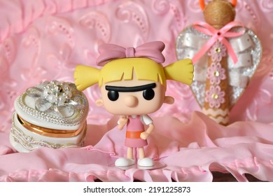 Zaporizhzhia, Ukraine - August 17, 2022: Funko Pop Vinyl Action Figure Of Helga Pataki From Nickelodeon Cartoon Hey Arnold. Pink Girl's Bedroom, Ruffles, Heart-shaped Jewelry Box, Handmade Toy Angel. 