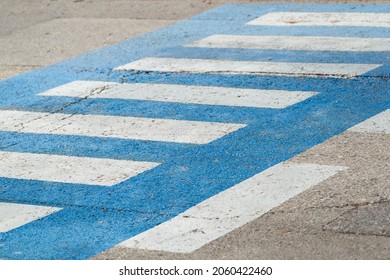   Zebra-Kreuzung auf einer Straße in Krk in Kroatien                             
