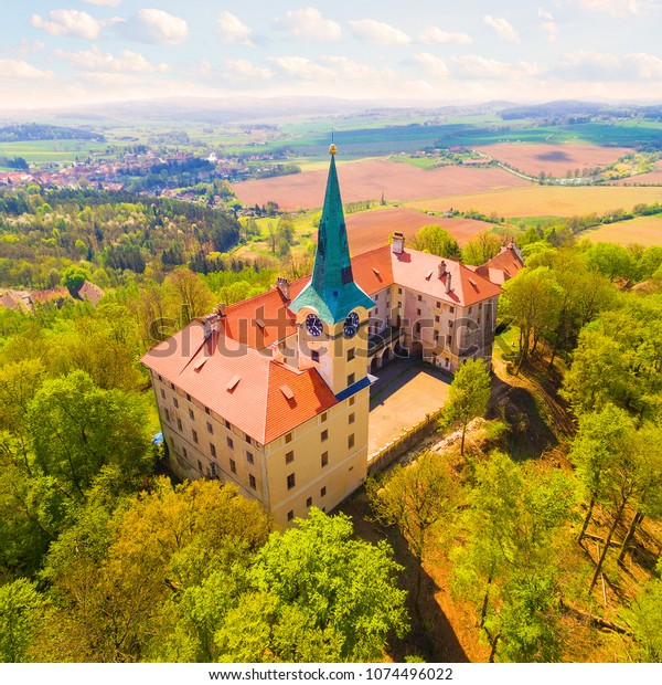 Najdete Stock Snimky Na Tema Zelena Hora Green Mountain Castle On V Hd A Miliony Dalsich Stock Fotografii Ilustraci A Vektoru Bez Autorskych Poplatku Ve Sbirce Shutterstock Kazdy Den Jsou Pridavany Tisice Novych Kvalitnich Obrazku