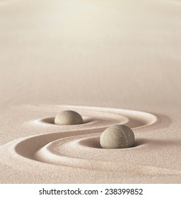 Zen-Garten-Meditationshintergrund mit Kopienraum-Steinen und -Linien im Sand für Entspannung Gleichgewicht und Harmonie Spiritualität oder Spa-Wellness