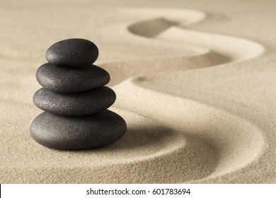 Zen Meditationstein und Sandgarten. Symbol für Spiritualität Harmonie und Reinheit.