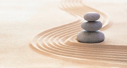 Zen Stones с линиями на песке - спа-терапия - концепция гармонии чистоты и баланса
