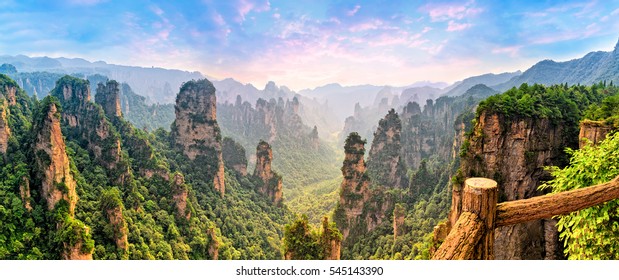 Лесной парк Чжанцзяцзе. Панорамный вид над скалами и горами на красочную долину на рассвете. Живописный пейзаж. Величественная природа.
