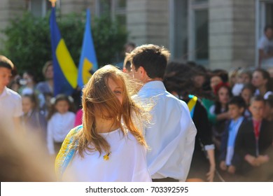 Zhytomyr, Ukraine - May 28, 2015: Last Call For School Holidays In School Yard. Graduates Of Elementary Middle School Dance At The Ball And Release Of Doves Of Peace And Friendship.