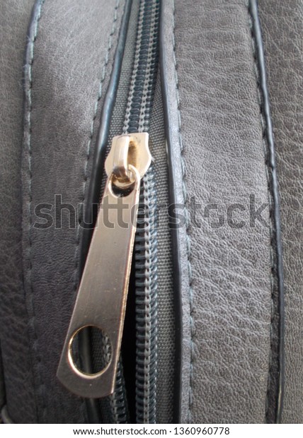 Zipper of  the gray bag
(close up)
