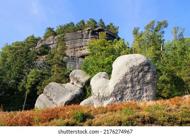 Zittau-Gebirge, berühmter Felsen namens Glove in Oybin im Herbst