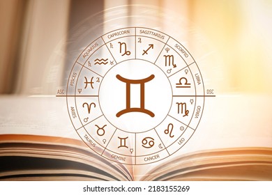 Círculo zodiaco sobre el fondo de un libro abierto con el signo gemini. Previsión astrológica para los signos del zodiaco. Características del signo gemini. Astrología, esoterismo, ciencia secreta