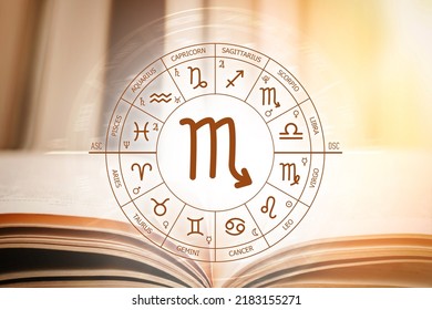 Círculo zodiaco sobre el fondo de un libro abierto con signo de escorpión. Previsión astrológica para los signos del zodiaco. Características del signo escorpio. Astrología, esoterismo, ciencia secreta