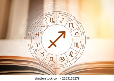 Círculo zodiaco sobre el fondo de un libro abierto con el signo de Sagittarius. Previsión astrológica para los signos del zodiaco. Características del signo Sagittarius. Astrología