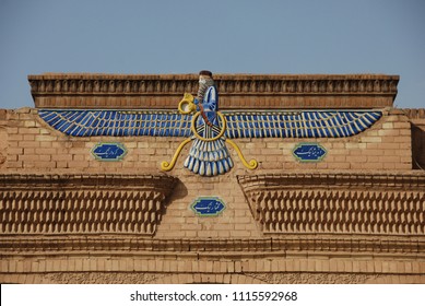 Zoroastrisches Symbol Faravahar von der Fassade eines Feuertempels in Yazd 