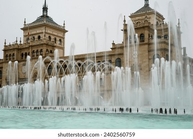 Fuente de la plaza de la Zorrilla en Valladolid España con el Ayuntamiento en el fondo de edificios históricos del turismo de Valladolid en Valladolid España
