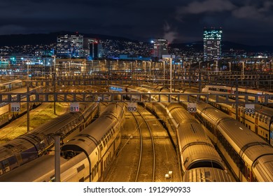 Zurich Main Railway Station At Night. Serving Up To 2,915 Trains Per Day, Zürich Main Station Is One Of The Busiest Railway Stations In The World.