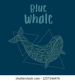 Геометрический синий кит в треугольниках с надписью голубой кит на темно-синем фоне. Используют для веб, открыток, плакатов, наклеек, принтов на футболку. Векторная иллюстрация.
