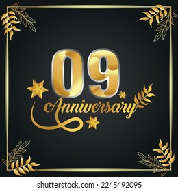 Logo de lujo de 90 años. año aniversario de la plantilla de color oro vector enmarcada por palmas.
